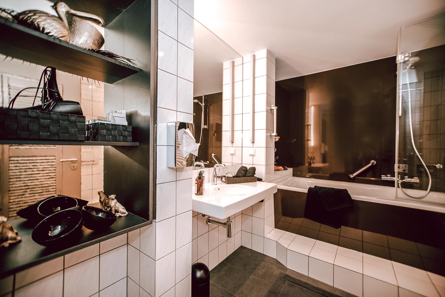 Badezimmer mit Badewanne im Design Zimmer Monte Carlo